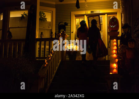 Halloween kids trick ou traiter à Vancouver BC Canada Banque D'Images