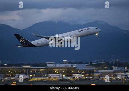 Richmond, Colombie-Britannique, Canada. 3e oct, 2019. Un Airbus A350-941 de la Lufthansa (D-AIXO) XWB (extra large) Avion de ligne prend son envol au crépuscule de l'Aéroport International de Vancouver. Credit : Bayne Stanley/ZUMA/Alamy Fil Live News Banque D'Images