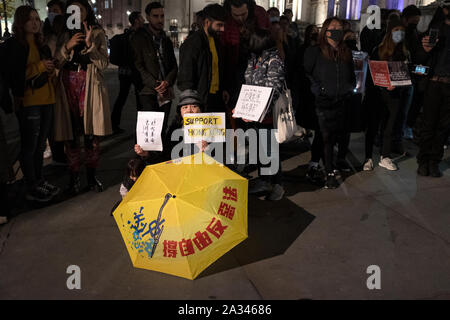 Londres, Royaume-Uni. 08Th Oct, 2019. Les manifestants tiennent des affiches pendant la démonstration.Les manifestants se sont rassemblés à Trafalgar Square à la demande pour la démocratie et la justice à Hong Kong et pour protester contre la mise en œuvre de nouvelles lois par le gouvernement de Hong Kong qui interdit de porter des masques de manifestants dans une manifestation publique. Credit : SOPA/Alamy Images Limited Live News Banque D'Images