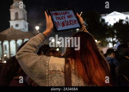 Londres, Royaume-Uni. 08Th Oct, 2019. Un manifestant est titulaire d'un placard pendant la démonstration.Les manifestants se sont rassemblés à Trafalgar Square à la demande pour la démocratie et la justice à Hong Kong et pour protester contre la mise en œuvre de nouvelles lois par le gouvernement de Hong Kong qui interdit de porter des masques de manifestants dans une manifestation publique. Credit : SOPA/Alamy Images Limited Live News Banque D'Images