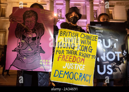 Londres, Royaume-Uni. 08Th Oct, 2019. Les manifestants tiennent des affiches pendant la démonstration.Les manifestants se sont rassemblés à Trafalgar Square à la demande pour la démocratie et la justice à Hong Kong et pour protester contre la mise en œuvre de nouvelles lois par le gouvernement de Hong Kong qui interdit de porter des masques de manifestants dans une manifestation publique. Credit : SOPA/Alamy Images Limited Live News Banque D'Images