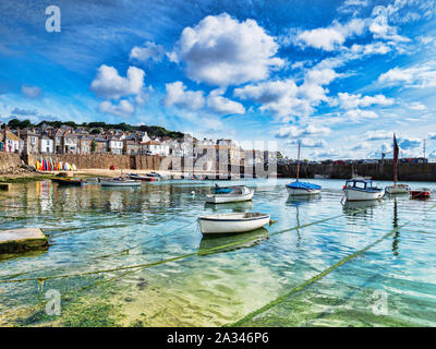 Port et la ville, Mousehole, Cornwall, UK Banque D'Images