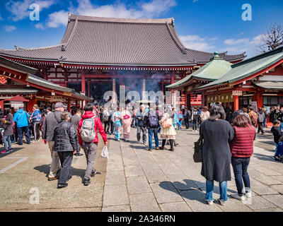 25 mars 2019 - Tokyo, Japon - les visiteurs au temple bouddhiste Senso-ji à Tokyo, Japon Banque D'Images