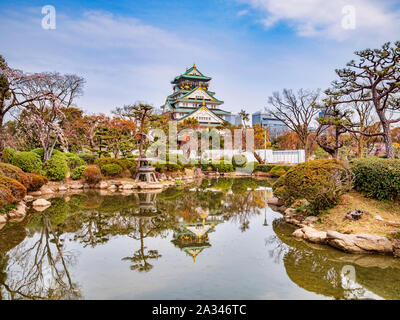 Le principal donjon de Château d'Osaka, Osaka, Japon, reflétée dans une piscine dans le parc. Banque D'Images