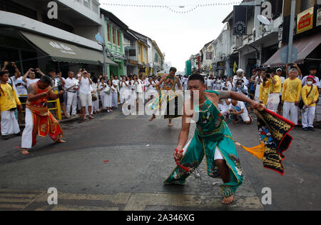 Phuket, Thailande. 05 Oct, 2019. Les dévots de la Chinese Jui Tui shrine participer à une danse bizarre procession célébrant le festival végétarien annuel dans l'île de Phuket. Credit : SOPA/Alamy Images Limited Live News Banque D'Images