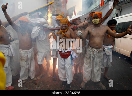 Phuket, Thailande. 05 Oct, 2019. Les dévots de la Chinese Jui Tui shrine réagir tandis que les pétards explosent derrière eux pendant qu'ils prennent part à une procession annuelle célébrant le festival végétarien dans l'île de Phuket. Credit : SOPA/Alamy Images Limited Live News Banque D'Images