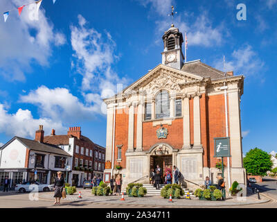 6 juin 2019 : Henley on Thames, Oxfordshire - l'hôtel de ville, avec des gens qui se rassemblent à l'extérieur, sur une belle journée d'été lumineux. Il est daté de 1900. Banque D'Images