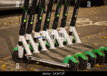 Les scooters électriques de chaux vu sur un trottoir de Göteborg. Banque D'Images