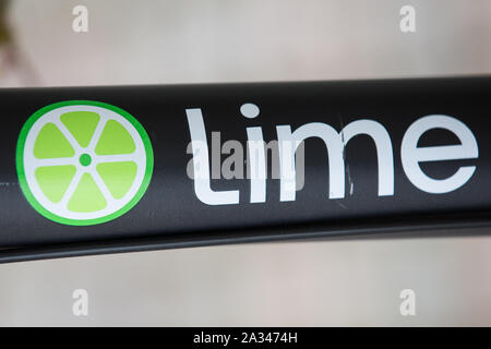 Logo et nom de marque visible sur la Lime des scooters électriques à Göteborg. Banque D'Images