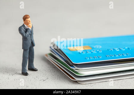 Businessman en costume et les cartes de crédit. Concept de sélection d'une carte de crédit ou de payer les dettes ou factures. Banque D'Images