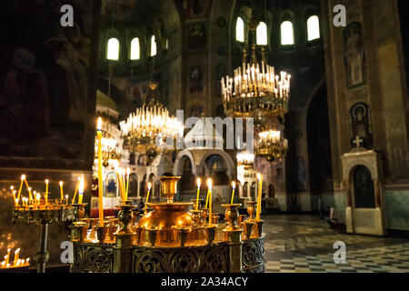 Bougies votives dans la Cathédrale Alexandre-nevski de Sofia, Bulgarie Banque D'Images