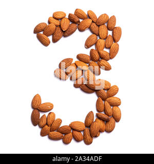 Chiffre '3' à partir d'une amande pelée sur un arrière-plan blanc isolé. Modèle d'amandes pelées. alimentation saine concept. Lettres pour composer des textes Banque D'Images