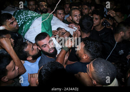 4 octobre 2019 - Gaza, Palestine. 04 octobre 2019. Une grande foule donne le dernier adieu à Beit Hanoun à Ala'a Nazar Hamdan, qui a été tué par les forces israéliennes à l'Israeli-Gaza frontière pendant les manifestations de ce vendredi. Le 28-ans-vieux Palestinien a été touché à la poitrine par des soldats israéliens lors d'affrontements entre manifestants palestiniens et soldats israéliens le long de la frontière orientale de la bande de Gaza. Ala'a a participé à la grande marche de protestation pour exiger le retour d'Israël et à la fin du blocus paralysant sur le strip. Depuis le début des manifestations le 30 mars 2018, 313 Palestiniens ont été tuer Banque D'Images