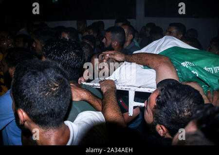 4 octobre 2019 - Gaza, Palestine. 04 octobre 2019. Une grande foule donne le dernier adieu à Beit Hanoun à Ala'a Nazar Hamdan, qui a été tué par les forces israéliennes à l'Israeli-Gaza frontière pendant les manifestations de ce vendredi. Le 28-ans-vieux Palestinien a été touché à la poitrine par des soldats israéliens lors d'affrontements entre manifestants palestiniens et soldats israéliens le long de la frontière orientale de la bande de Gaza. Ala'a a participé à la grande marche de protestation pour exiger le retour d'Israël et à la fin du blocus paralysant sur le strip. Depuis le début des manifestations le 30 mars 2018, 313 Palestiniens ont été tuer Banque D'Images