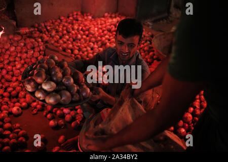 Dhaka, Bangladesh. 5ème Oct, 2019. Un vendeur d'oignons prépare au marché de gros de Kawran Bazar à Dhaka. Oignons prix monte après l'Inde a interdit son exportation pour le pays. Credit : MD Mehedi Hasan/ZUMA/Alamy Fil Live News Banque D'Images