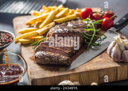 Bifteck de faux-filet de boeuf avec pommes de terre rôties à l'ail sauce bbq les champignons et les épices. Banque D'Images