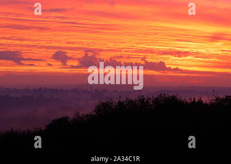 Un beau lever de soleil à travers l'Est de Leeds, Rothwell Country Park Banque D'Images