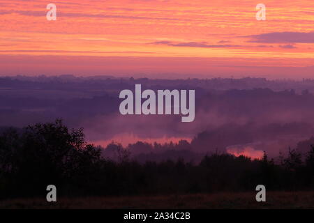 Lever du soleil sur un matin brumeux de Rothwell Country Park à Leeds Banque D'Images