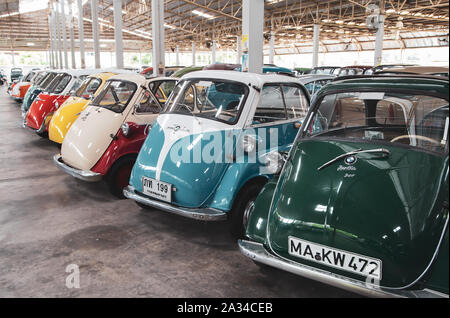 Nakhon Pathom, Thaïlande - 3 août 2019 : Vintage car BMW Isetta pièce à vintage car collector garage dans la province de Nakhon Pathom Banque D'Images