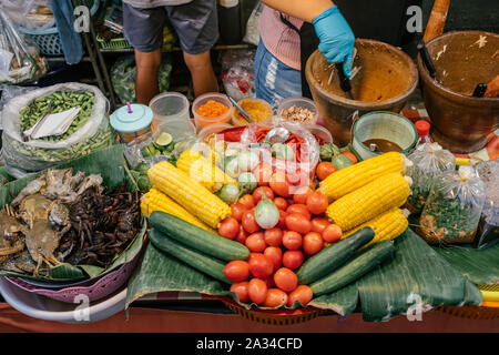 Ingrédients pour som tam, salade de papaye ou de vendeurs d'aliments de rue locaux à stall Banque D'Images