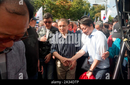 Rassemblement des conservateurs, le 3 octobre 2019 : Corée du Sud de la principale opposition Liberté Corée Partie (LKP) président Hwang Kyo-Ahn (C) lors d'un rassemblement organisé par le LKP, notre parti républicain et le Conseil chrétien de Corée (CCK) à Séoul, en Corée du Sud. Des centaines de milliers de conservateurs sud-coréens ont organisé un rassemblement pour exiger la Lune Jae-In Président de limoger le Ministre de la Justice, Cho Kuk. Les procureurs ont fait enquête sur les allégations contre la famille de Cho qui étaient le plus souvent soulevées par les partis d'opposition et certains bureaux de presse. Credit : Lee Jae-Won/AFLO/Alamy Live News Banque D'Images