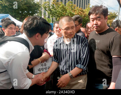 Rassemblement des conservateurs, le 3 octobre 2019 : Corée du Sud de la principale opposition Liberté Corée Partie (LKP) président Hwang Kyo-Ahn (C) lors d'un rassemblement organisé par le LKP, notre parti républicain et le Conseil chrétien de Corée (CCK) à Séoul, en Corée du Sud. Des centaines de milliers de conservateurs sud-coréens ont organisé un rassemblement pour exiger la Lune Jae-In Président de limoger le Ministre de la Justice, Cho Kuk. Les procureurs ont fait enquête sur les allégations contre la famille de Cho qui étaient le plus souvent soulevées par les partis d'opposition et certains bureaux de presse. Credit : Lee Jae-Won/AFLO/Alamy Live News Banque D'Images