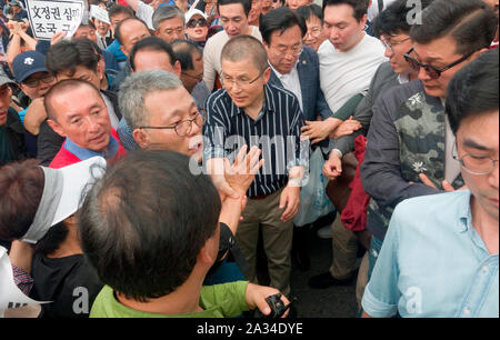 Rassemblement des conservateurs, le 3 octobre 2019 : Corée du Sud de la principale opposition Liberté Corée Partie (LKP) président Hwang Kyo-Ahn (C) lors d'un rassemblement organisé par le LKP, notre parti républicain et le Conseil chrétien de Corée (CCK) à Séoul, en Corée du Sud. Des centaines de milliers de conservateurs sud-coréens ont organisé un rassemblement pour exiger la Lune Jae-In Président de limoger le Ministre de la Justice, Cho Kuk. Les procureurs ont fait enquête sur les allégations contre la famille de Cho qui étaient le plus souvent soulevées par les partis d'opposition et certains bureaux de presse. Credit : Lee Jae-Won/AFLO/Alamy Live News Banque D'Images