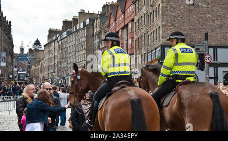 La Police à cheval dans le centre-ville d'Édimbourg. Royal Mile, vieille ville d'Édimbourg. L'Ecosse Banque D'Images