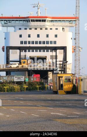 Un ferry au port de déchargement Banque D'Images