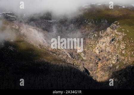Asturias, Espagne - 19 mars 2019 : les nuages qui tombent sur les montagnes des Asturies Banque D'Images