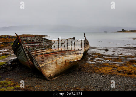 Bateaux abandonnés sur une plage près de Salen sur l'île de Mull en Ecosse, Royaume-Uni Banque D'Images