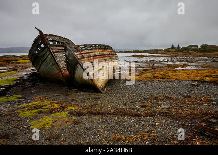 Bateaux abandonnés sur une plage près de Salen sur l'île de Mull en Ecosse, Royaume-Uni Banque D'Images