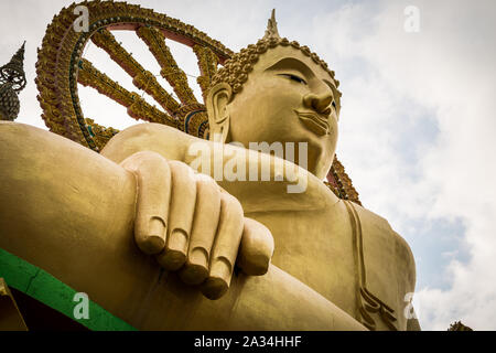 Près de statue du grand bouddha avec ciel nuageux ciel bleu à Koh Samui, Thaïlande. Banque D'Images