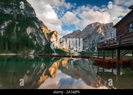 Enfant solitaire avec veste rouge sur le lac Prags, Italie Banque D'Images