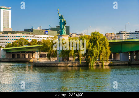 Superbe vue panoramique sur la Statue de la liberté réplique entouré de saules des arbres sur l'Île aux cygnes, une petite île artificielle sur la Seine... Banque D'Images