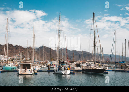 Tenerife, Espagne - Août, 2019 : Bateaux à voile, bateaux à moteur et des yachts dans le port de plaisance de Santa Cruz de Tenerife Banque D'Images