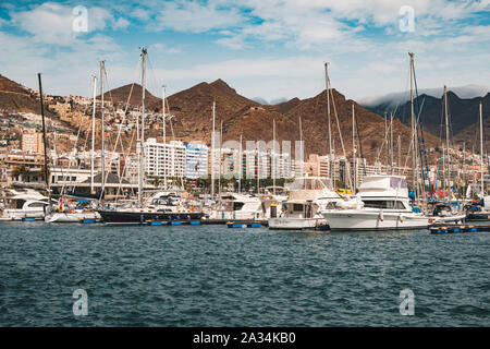 Tenerife, Espagne - Août, 2019 : Bateaux à voile, bateaux et yachts dans le port de plaisance de Santa Cruz de Tenerife Banque D'Images