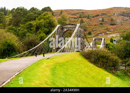 Une vue étroite de l'entrée de l'historique pont de suspension conique Oich à Aberchalder, Ecosse Banque D'Images