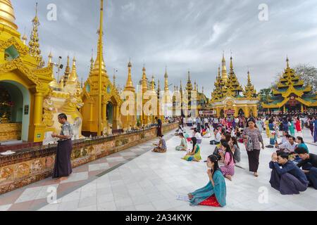 Beaucoup de gens sur cérémonie au célèbre temple bouddhique de la pagode Shwedagon à Yangon, Myanmar. Banque D'Images