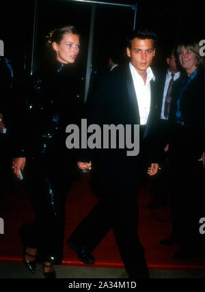 Los Angeles, Californie, USA 21 janvier 1995 Model Kate Moss et l'acteur Johnny Depp assister à la 52e assemblée annuelle Golden Globe Awards le 21 janvier 1995 au Beverly Hilton Hotel à Beverly Hills, Californie, USA. Photo de Barry King/Alamy Stock Photo Banque D'Images