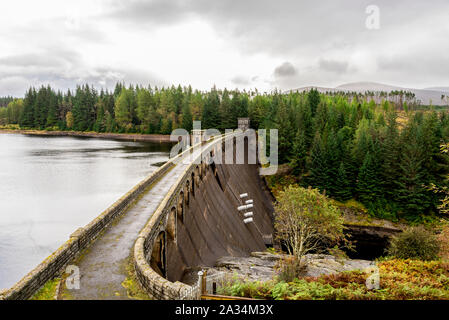 Une vue sur le barrage de Laggan avec 6 tuyaux pour libérer l'eau de la rivière du loch à Spean, Ecosse Banque D'Images