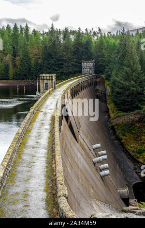 Une vue étroite du mur du barrage de Laggan, évacuateur et tuyaux, Ecosse Banque D'Images