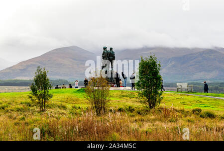 Les touristes visitant le monument mémorial Commando dans un temps nuageux près de Spean Bridge, village des Highlands écossais, Lochaber Banque D'Images