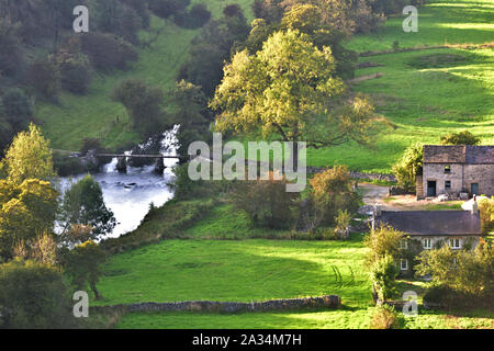 L'ancien moulin à Stoney Middleton and Chatsworth vu de Monsal Head Banque D'Images