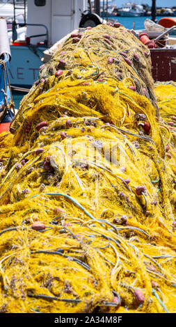 Filets de pêche jaune vif entassées par un chalutier dans Vilchada Harbour Banque D'Images