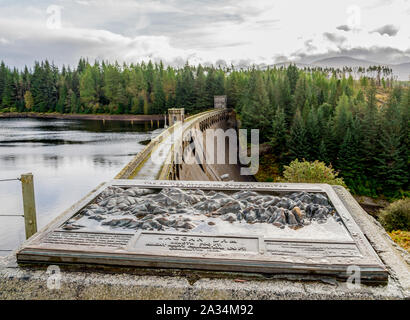 Une mosaïque de l'information et de structure du barrage au Loch Laggan et Laggan River Spean en Ecosse Banque D'Images