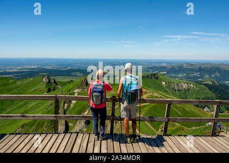 Les randonneurs à la recherche sur les montagnes du Massif du Sancy, Parc Naturel Régional des Volcans d'Auvergne, Auvergne, France, Europe Banque D'Images