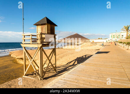 Une promenade en bois le long de la plage de El Medano town à Tenerife, Îles Canaries, Espagne Banque D'Images