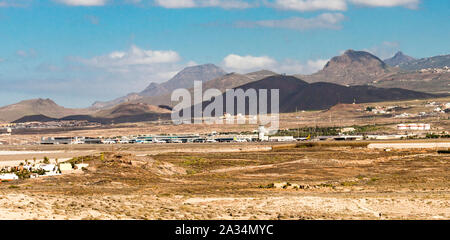 Vue de l'aéroport international de Tenerife Sud et de montagnes de la réserve naturelle du mont Roja, îles de Canaries, Espagne Banque D'Images