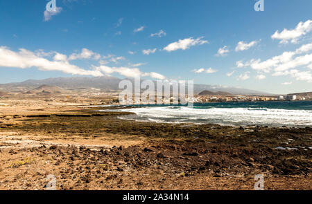 Une vue sur Playa Leocadio Machado et plage d'El Medano ville de la montagne de Roja réserve naturelle, Tenerife, Espagne Banque D'Images